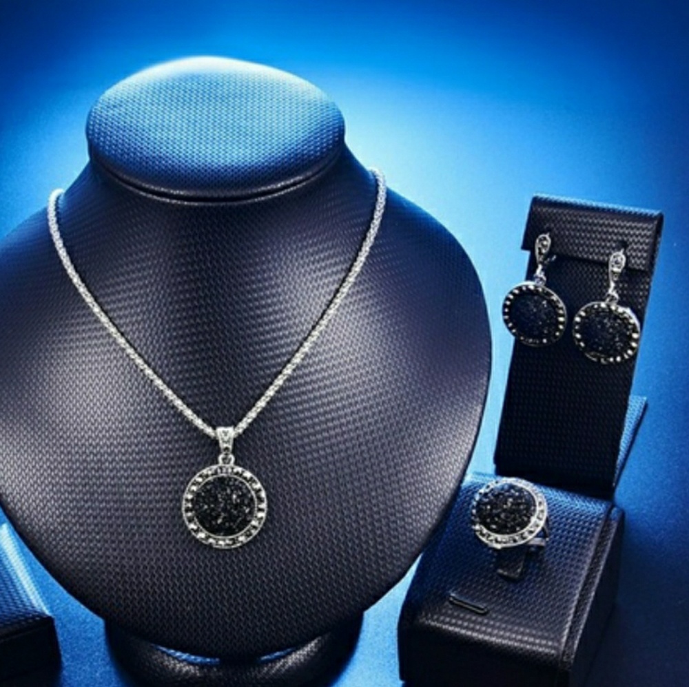 New crushed stone Resin Black jewelry set - Picture 1 of 2